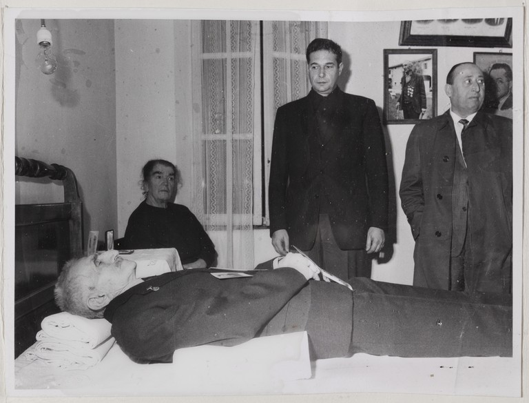 Gattatico-Reggio Emilia, 27-30 marzo 1970, Funerali di Alcide Cervi, Luciano Lama veglia la salma di Alcide Cervi